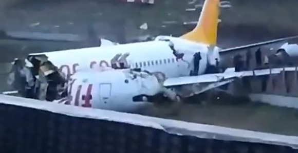 Турска: Авион склизнуо са писте и преполовио се