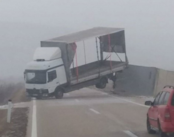 Камион се попријечио на путу код Ливна