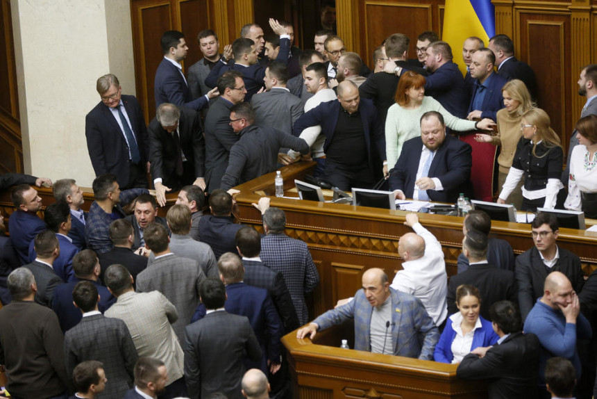 Украјина: Туча посланика у парламенту