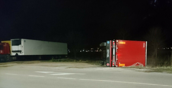 Требиње: Вјетар чупао дрвеће, преврнуо приколицу