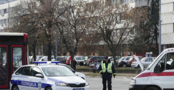 Muškarac izašao iz auta, nokautirao vozača autobusa