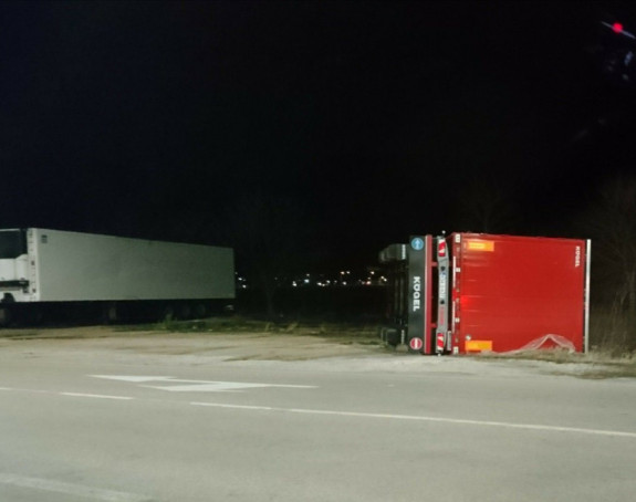 Trebinje: Vjetar čupao drveće, prevrnuo prikolicu