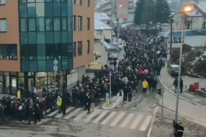 Dječak izašao iz litije da poljubi oca policajca