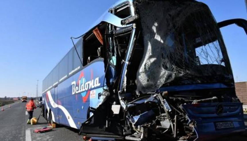U sudaru kamiona i autobusa, sedam osoba povrijeđeno