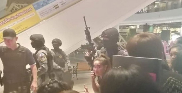 Upad policije u tržni centar: Ni traga od napadača