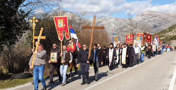 Hiljade ljudi u litijama na jugu Srpske (VIDEO)