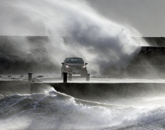 Zlo dolazi sa mora, Kira napravila haos
