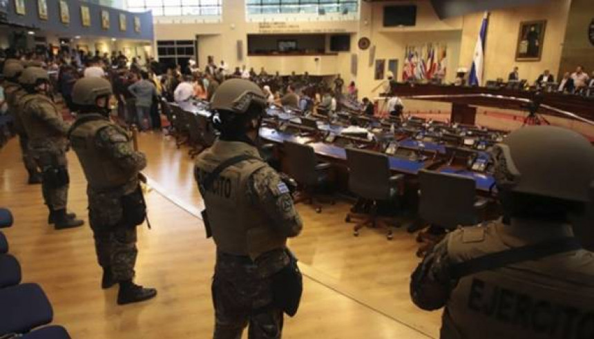 Наоружани полицајци ушли у парламент, траже од власти кредит