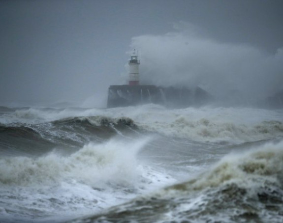 Oluja "Kira" u Velikoj Britaniji udarila svom snagom