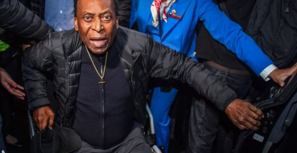 Pele: Rekorder po broju utakmica i golova ne može da hoda bez pomoći