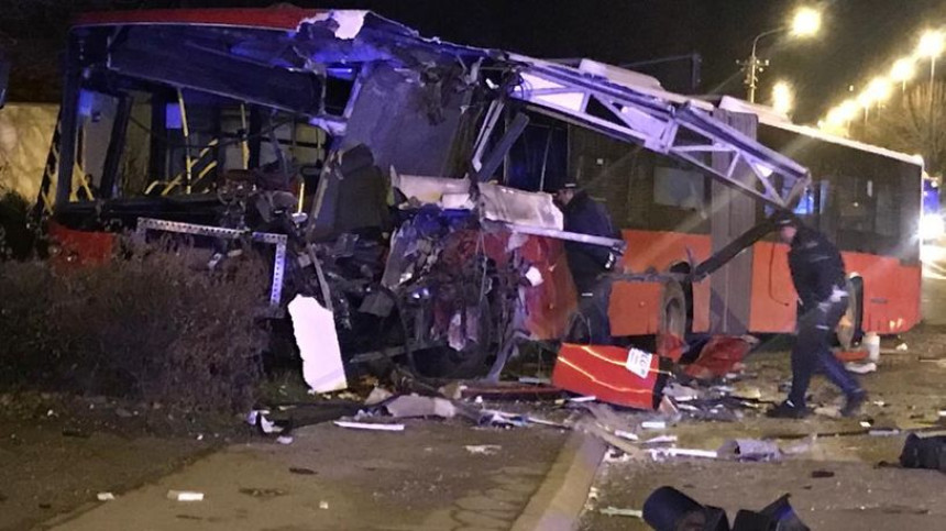 Poginuo vozač autobusa, više osoba povrijeđeneo