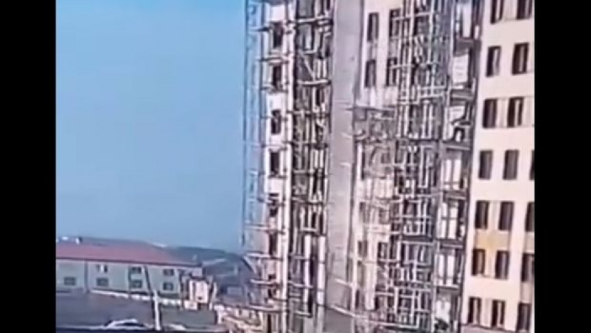 Radnici preživeli pad sa 9. sprata, prošli samo sa lakšim povredama! (VIDEO)