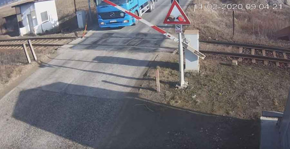 Kamionom polomio rampu i krenuo preko pruge