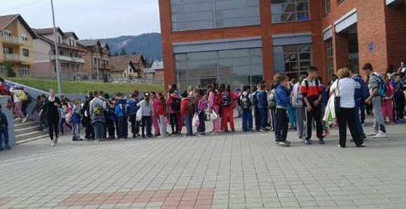Osam učenika pretuklo vršnjaka u školi na Palama