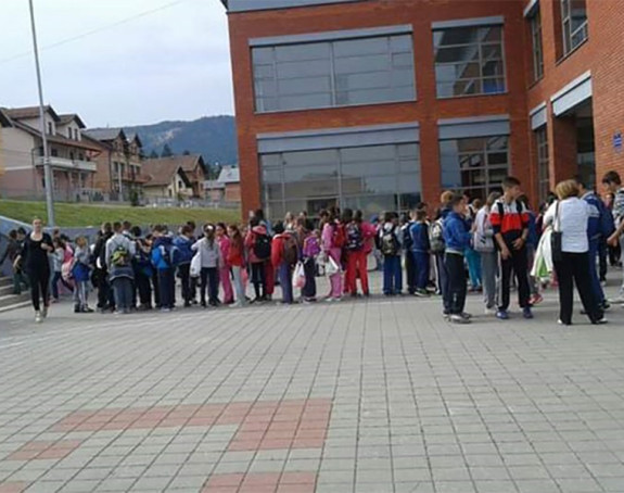 Osam učenika pretuklo vršnjaka u školi na Palama
