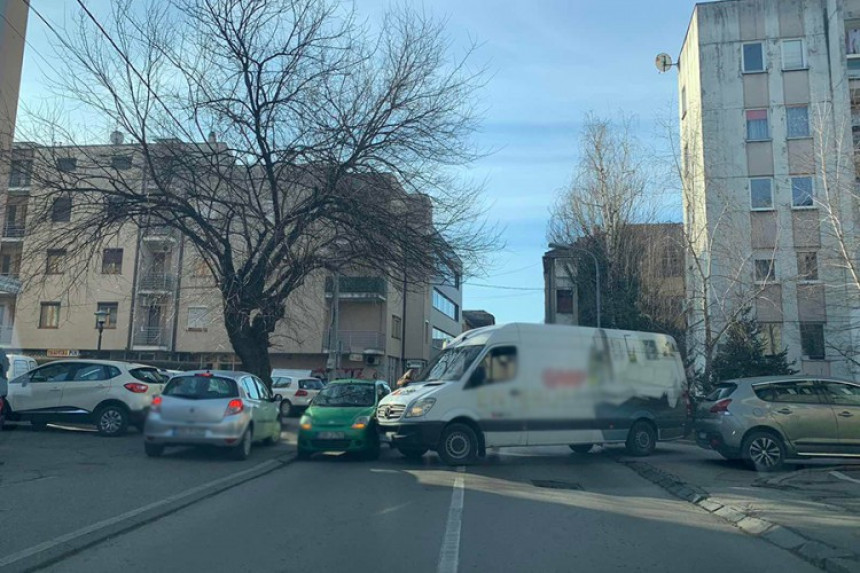Banjaluka: Sudar kombija i automobila, blokirana ulica