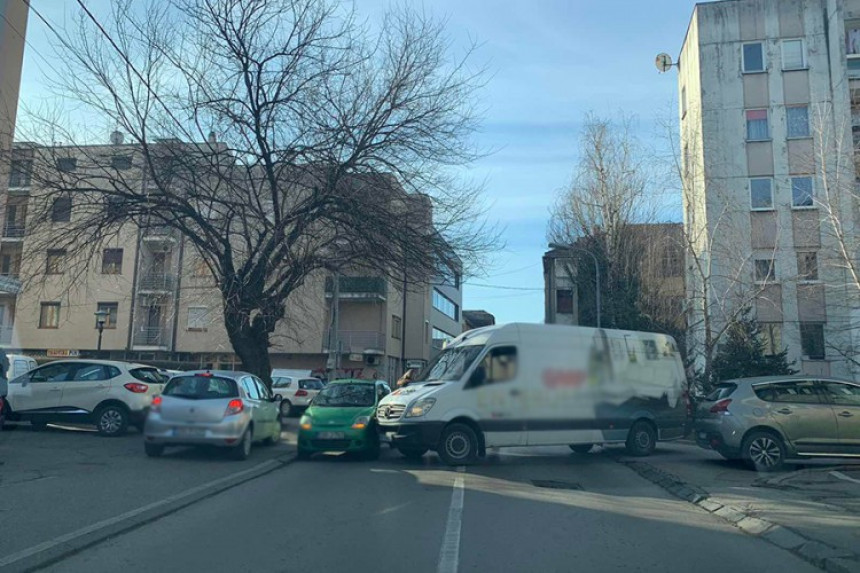 Бањалука: Судар комбија и аутомобила, блокирана улица