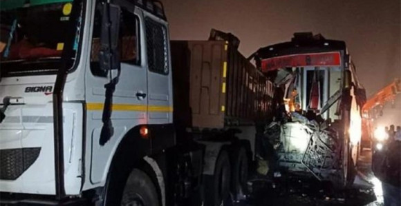 Sudar autobusa i kamiona, 14 mrtvih, 35 povrijeđeno