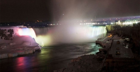 Nijagarini vodopadi u bojama srpske zastave