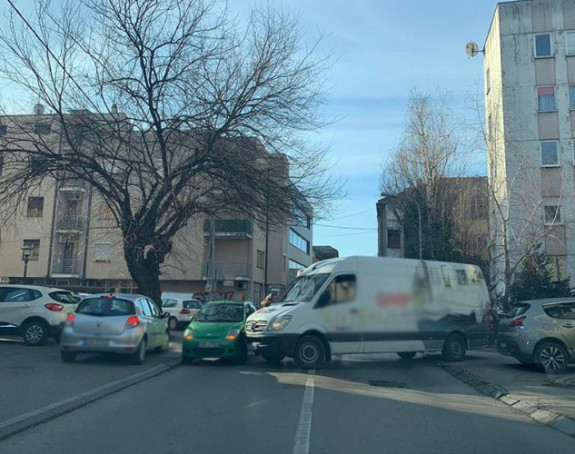 Banjaluka: Sudar kombija i automobila, blokirana ulica