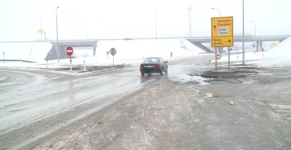 Zbog dva udesa prekinut saobraćaj na putu Tuzla-Srebrenik