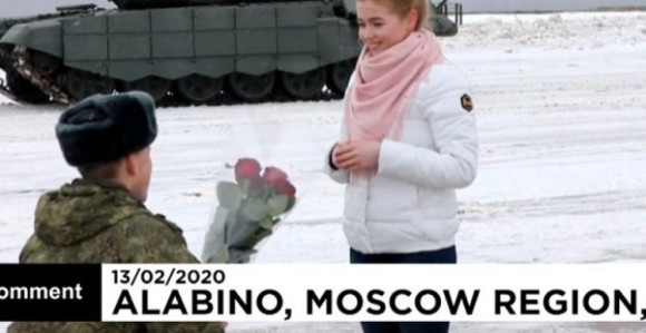 Руски војник на необичан начин запросио дјевојку