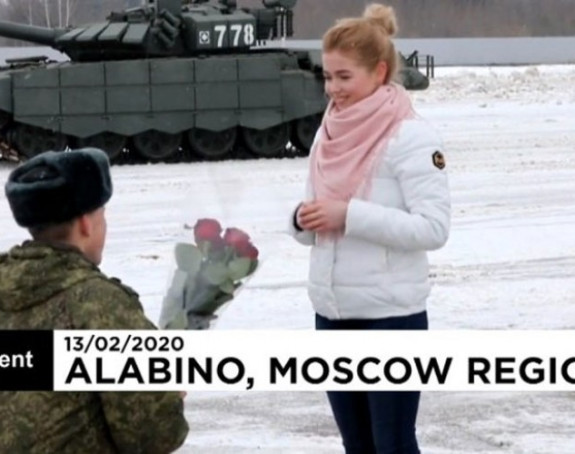 Руски војник на необичан начин запросио дјевојку