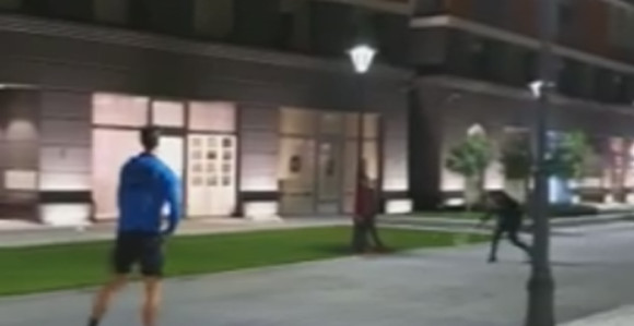 Novak Đoković sa djecom igrao tenis ispred zgrade