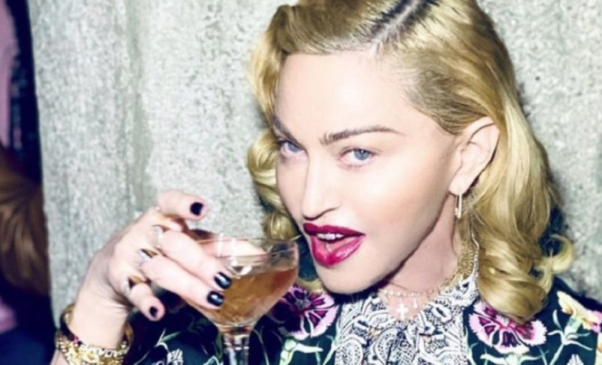 Мадона поставила снимак на ком пије сопствену мокраћу након ледене купке!