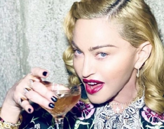 Madona postavila snimak na kom pije sopstvenu mokraću nakon ledene kupke!