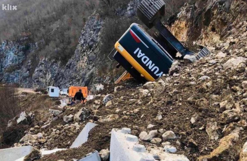 Kod Jajca odron prikliještio bager, saobraćaj prekinut