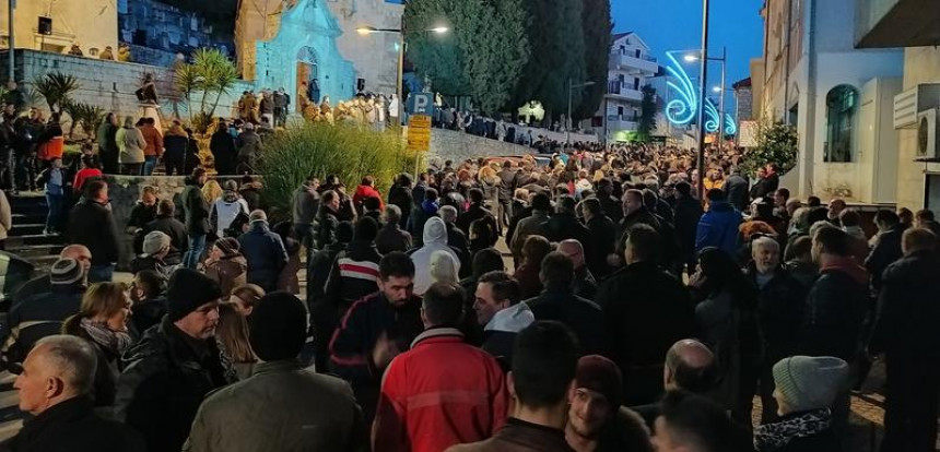 Протестне шетње и молебани широм Црне Горе