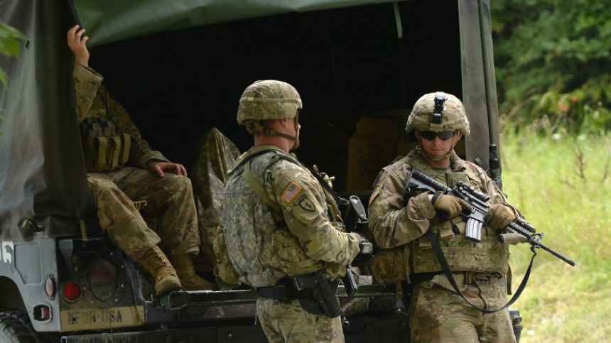 САД повлаче своје трупе са Косова због такса?
