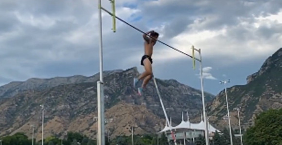 Teška povreda atletičara, motka mu pocijepala testise