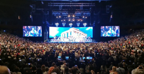 Svetski poznati umetnik izveo najlepšu srpsku pesmu! (VIDEO)