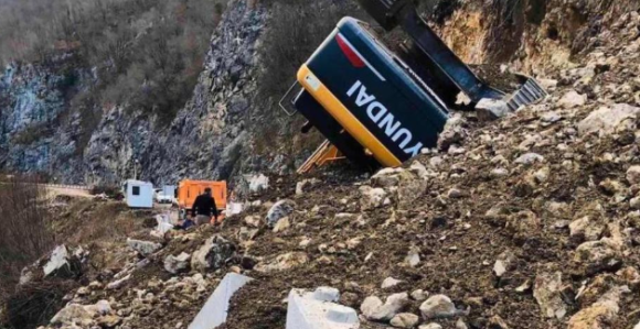 Kod Jajca odron prikliještio bager, saobraćaj prekinut