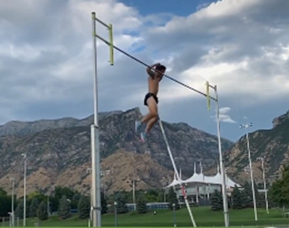 Teška povreda atletičara, motka mu pocijepala testise