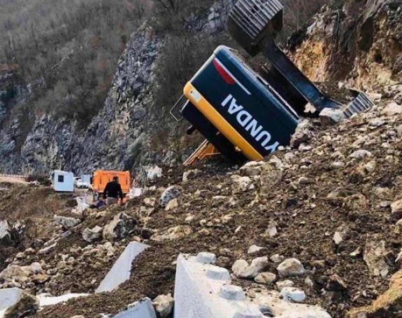 Kod Jajca odron prikliještio bager, saobraćaj prekinut