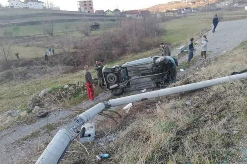 Poginuo mladić, betonski stub od udara prepolovljen