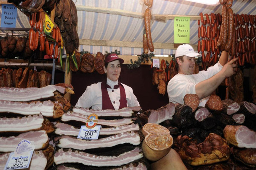 Kačarevo preplavljeno kućicama od slanine i pečenice