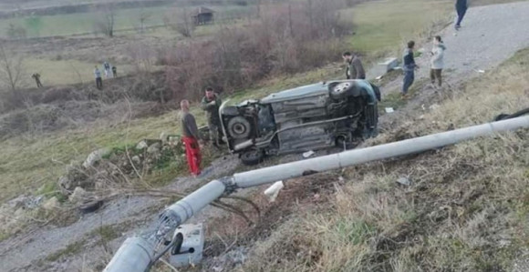 Poginuo mladić, betonski stub od udara prepolovljen