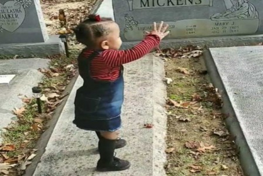 Девојчица разговарала са духом док је била с мамом на гробљу!