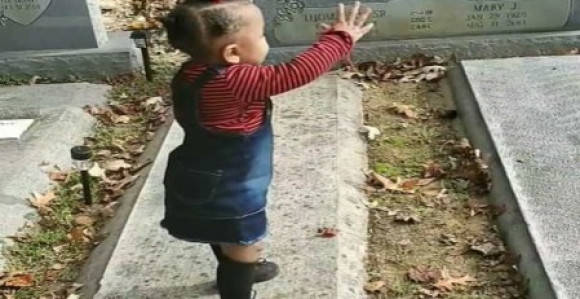 Devojčica razgovarala sa duhom dok je bila s mamom na groblju!