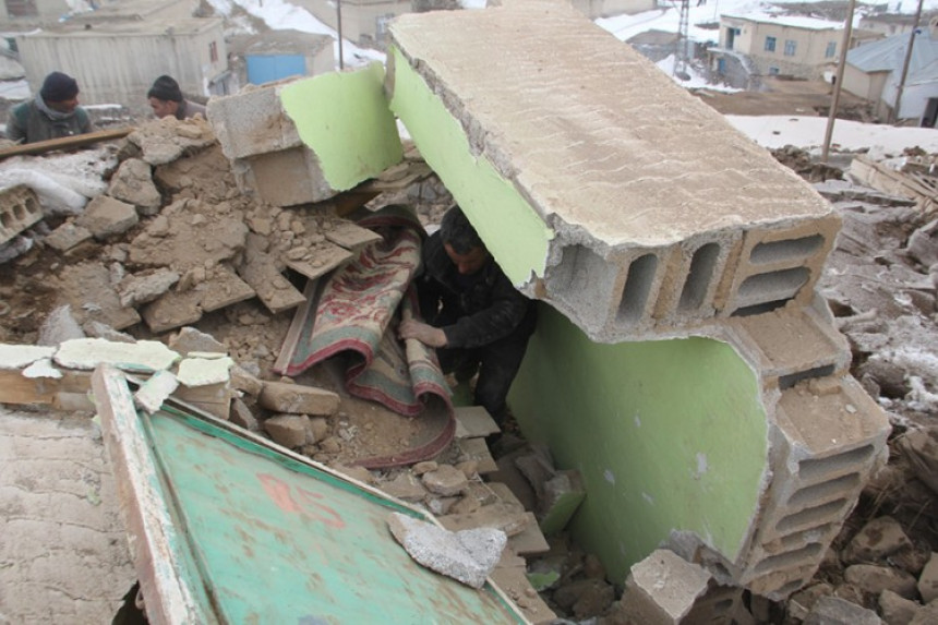 Земљотрес у Ирану и Турској: Расте број мртвих