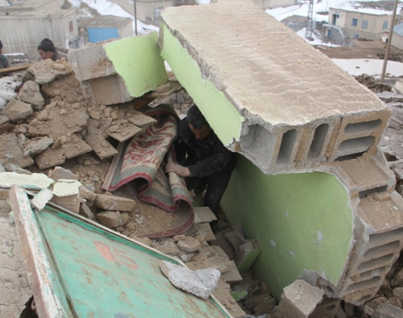 Земљотрес у Ирану и Турској: Расте број мртвих