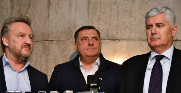 Političari u BiH zarađuju osam puta više od građana