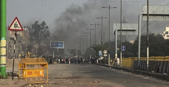 Црни дим над Њу Делхијем током посјете Трампа