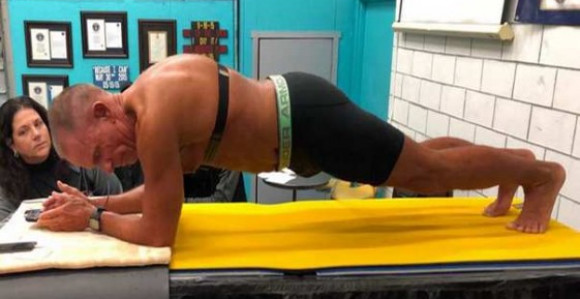 62-godišnjak 8 sati proveo u izdržaju i oborio Ginisov rekord! (VIDEO)