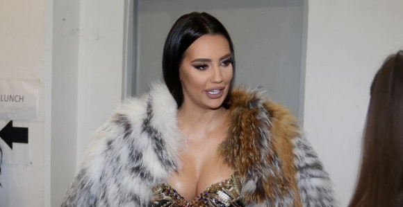 Kaća prozvala pevačice: Dede milioneri ih razvlače po jahatama i  hotelima!