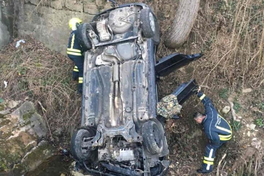 Udes u Banjaluci, vozilo završilo na krovu